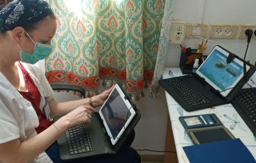 חלוקת טבלטים לחיזוק הקשר בין המשפחות לדיירים